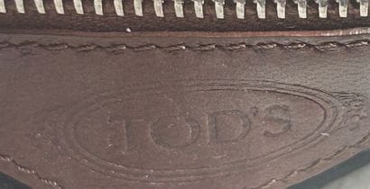 TOD'S 
Pochette en daim et cuir marron, fermoir...