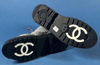 CHANEL
Paire de boots doudoune matelassée...