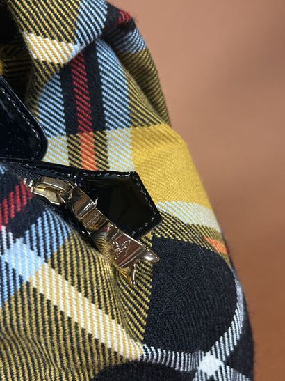 VIVIENNE WESTWOOD 
Sac en drap tartan ciel/jaune/rouge/noir...