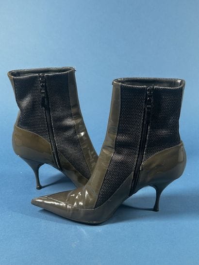 PRADA 
Paire de bottines en cuir verni kaki...