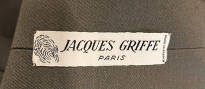 JACQUES GRIFFE 
Ensemble en soie taupe composé...