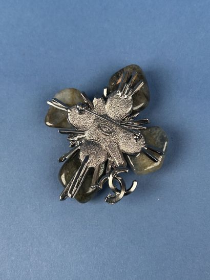 CHANEL 
Broche croix stylisée en métal argenté...