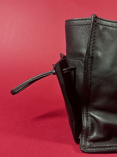LOEWE 
Sac en cuir noir surpiqué du nom et...