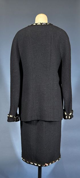 CHANEL boutique
Tailleur en tweed marine...