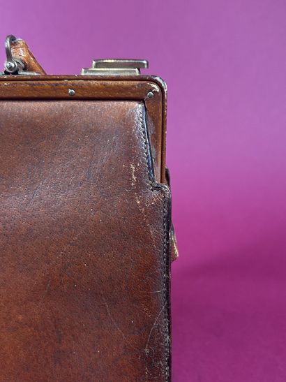 HERMÈS Paris
Sac en cuir beige, fermoir poussoir...