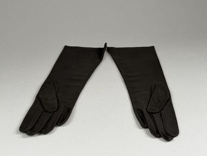 HERMÈS Paris. 
Paire de gants mi-longs en...