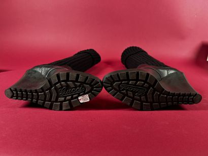 GUCCI 
Paire de bottes boots en cuir noir...
