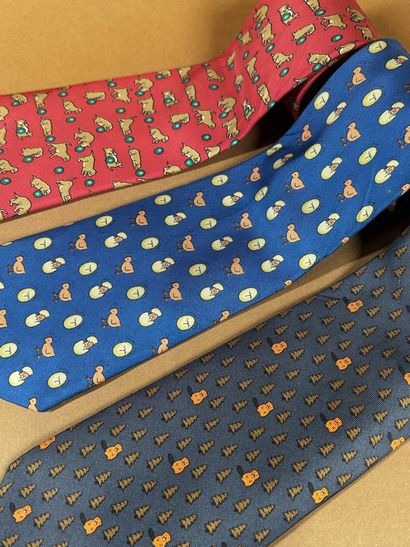 HERMÈS Paris
Réunion de trois cravates en...