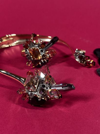 LANVIN
Parure en métal doré pavée de strass...