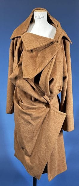 WORDS END VIVIENNE WESTWOOD 
Manteau déglingue...