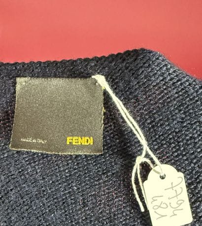 FENDI 
Cape en laine marine légèrement chinée...