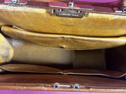HERMÈS Paris
Sac en cuir beige, fermoir poussoir...