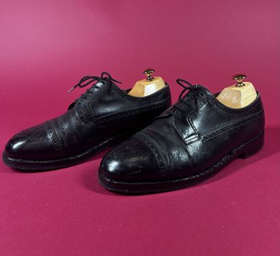 J. M. WESTON 
Deux paires de derby homme...