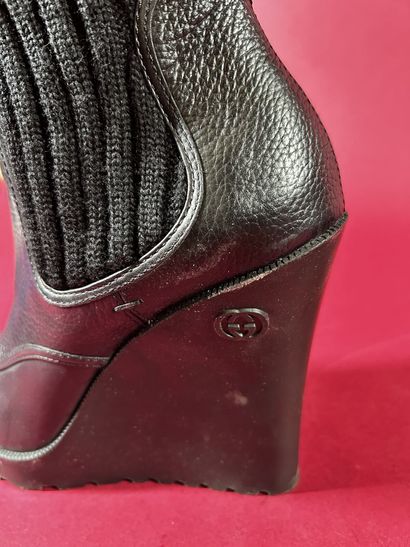 GUCCI 
Paire de bottes boots en cuir noir...