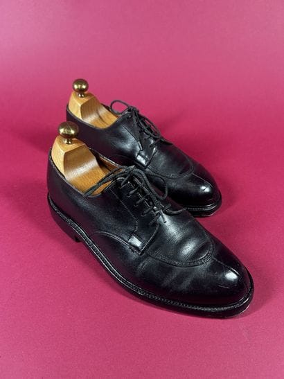J. M. WESTON 
Deux paires de derby en cuir...