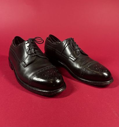J. M. WESTON 
Deux paires de derby homme...