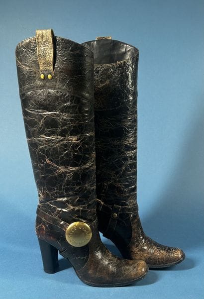 DOLCE GABBANA 
Paire de bottes en cuir vieilli...