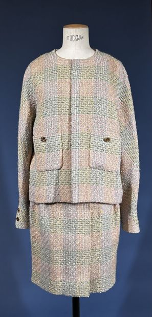 CHANEL Boutique 
Tailleur en tweed rayé rose/vert...
