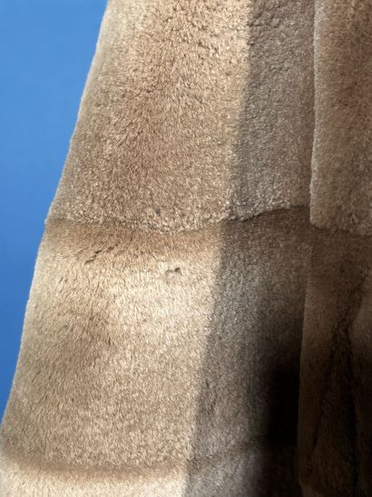 J. MENDEN
Manteau 7/8e en vison éjarré beige,...