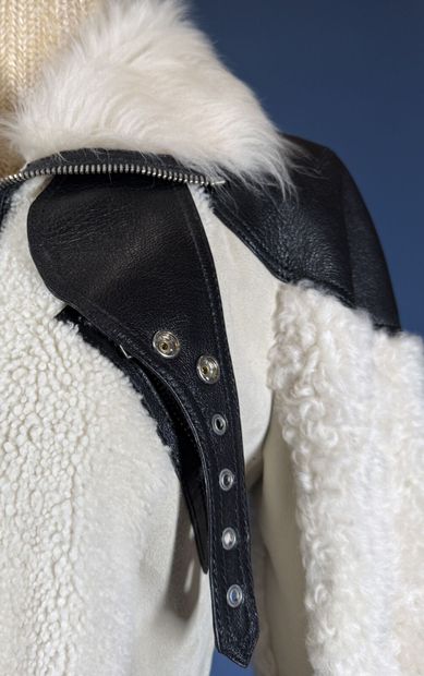 ALEXANDER McQUEEN
Manteau en peau lainée...