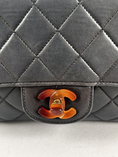 CHANEL 
Sac classique en cuir matelassé noir,...