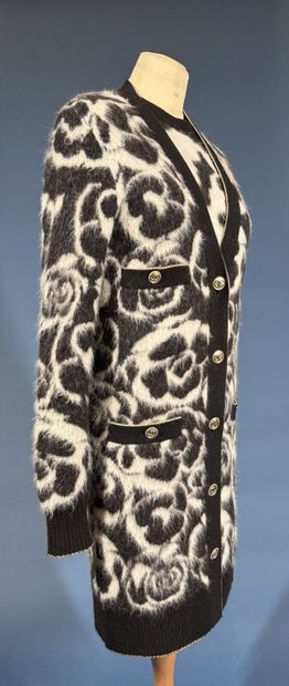 CHANEL 
Twinset en alpaga marbré camélia...