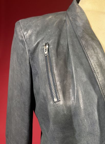 HELMUT LANG 
Veste en cuir bleu à col châle,...