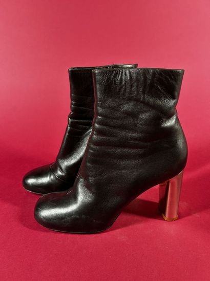CÉLINE 
Paire de bottines en cuir noir à...