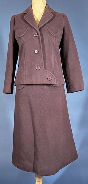 GRES 
Tailleur en drap aubergine composé...