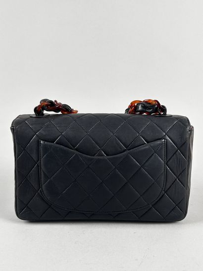 CHANEL 
Sac classique en cuir matelassé noir,...