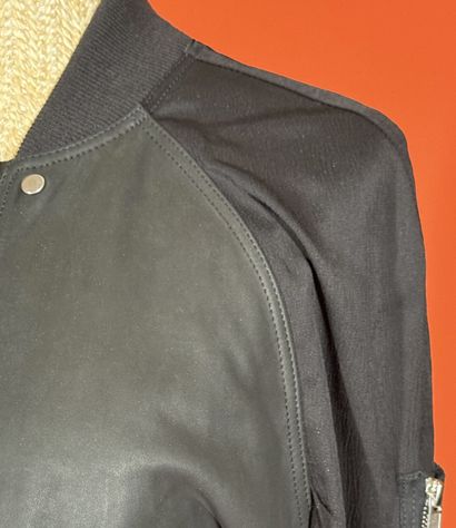 RICK OWENS 
Blouson en cuir agneau noir,...