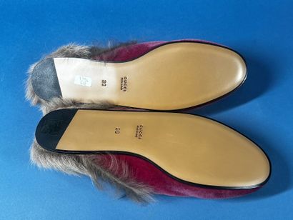 GUCCI
Paire de mules Princetown en velours...
