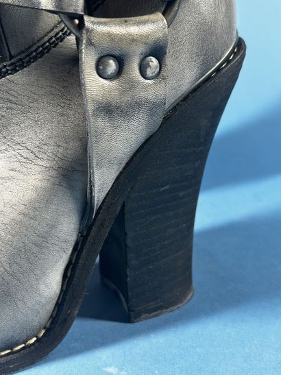 BARBARA BUI 
Paire de bottes santiag à bout...