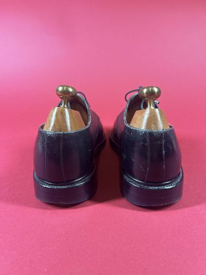 J. M. WESTON 
Deux paires de derby en cuir...