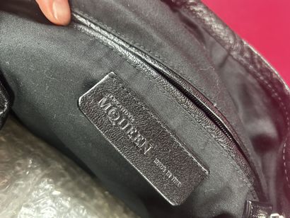 ALEXANDER McQUEEN 
Sac besace en toile noire...