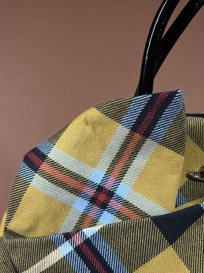 VIVIENNE WESTWOOD 
Sac en drap tartan ciel/jaune/rouge/noir...