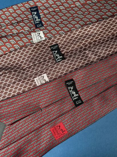 HERMÈS Paris
Réunion de trois cravates en...