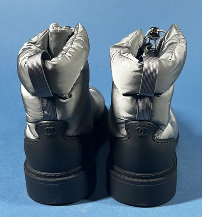CHANEL
Paire de boots doudoune matelassée...