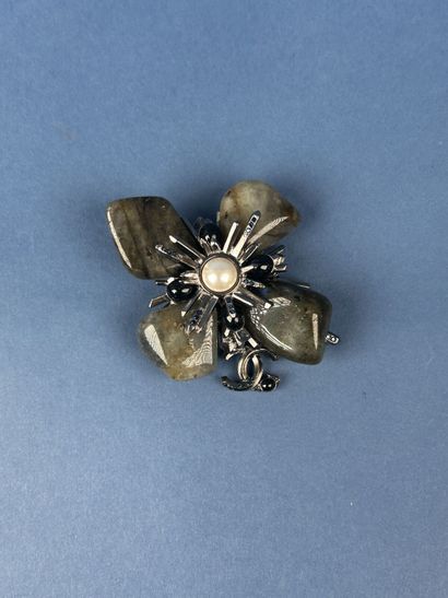 CHANEL 
Broche croix stylisée en métal argenté...