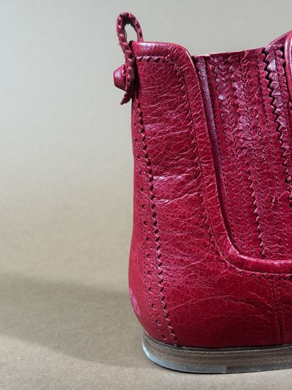 BALENCIAGA 
Paire de bottines en cuir rouge...
