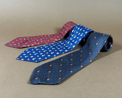 HERMÈS Paris
Réunion de trois cravates en...