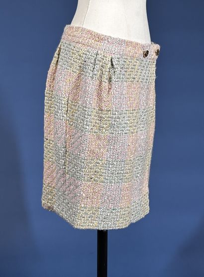 CHANEL Boutique 
Tailleur en tweed rayé rose/vert...