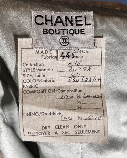 CHANEL Boutique 
Tailleur en tweed rayé rose/vert...
