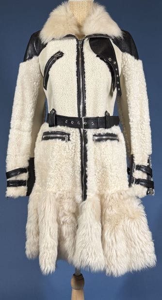 ALEXANDER McQUEEN
Manteau en peau lainée...