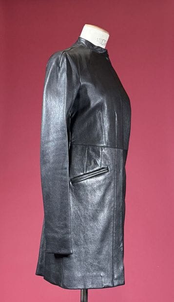 MIU MIU 
Veste 7/8e en cuir noir irisé argent,...