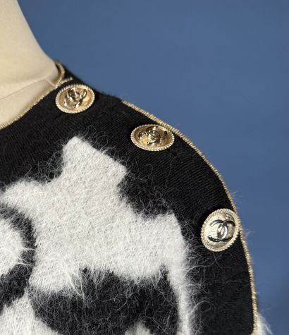 CHANEL 
Twinset en alpaga marbré camélia...