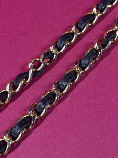 CHANEL, 1982
Ceinture chaîne en métal doré...