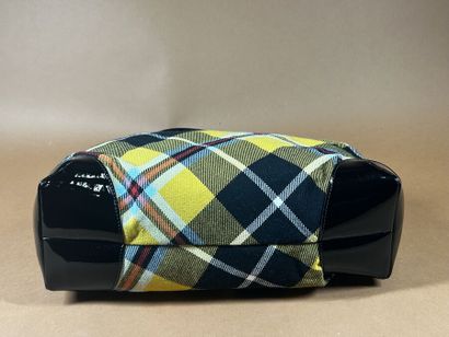 VIVIENNE WESTWOOD 
Sac en drap tartan ciel/jaune/rouge/noir...