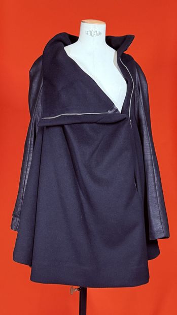 GARETH PUGH 
Manteau en angora et laine noire,...