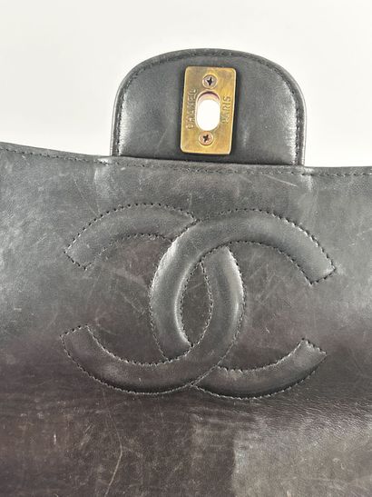 CHANEL 
Sac classique en cuir matelassé noir,...